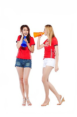 포토 JPG 스튜디오촬영 전신 서양인 해외기획촬영 여자 2010년태국 스포츠 포즈 응원 모션 실내 서기 미소 웃음 누끼 사람 동양인 손짓 20대 성인 두명 파이팅 축구 확성기 기쁨 응원용품 도구 붉은악마 축구응원 시끄러움 빨간티셔츠 여자만 성인여자만 청년만 청년여자만 성인만 월드싸커 국내포토 외국인 감정 표정 인종 청년 내부 구기 오브젝트 파일형식