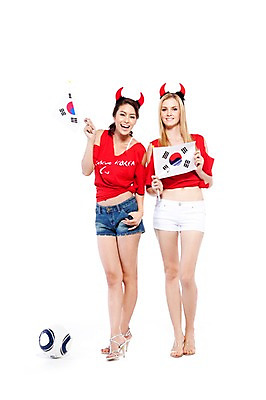 포토 JPG 스튜디오촬영 전신 서양인 해외기획촬영 여자 2010년태국 스포츠용품 스포츠 포즈 축구공 공 축구용품 응원 모션 한국 실내 서기 미소 웃음 누끼 사람 동양인 손짓 20대 성인 두명 파이팅 축구 기쁨 응원용품 도구 국기 태극기 붉은악마 축구응원 빨간티셔츠 여자만 성인여자만 청년만 청년여자만 성인만 월드싸커 국내포토 외국인 감정 아시아 표정 인종 청년 내부 구기 오브젝트 파일형식
