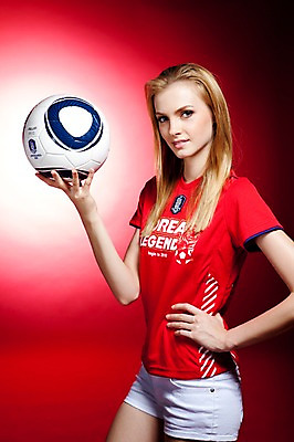 포토 JPG 스튜디오촬영 서양인 해외기획촬영 여자 2010년태국 스포츠용품 스포츠 포즈 축구공 공 축구용품 응원 모션 실내 한명 서기 미소 웃음 들기 누끼 사람 손짓 상반신 20대 성인 파이팅 축구 붉은악마 축구응원 빨간티셔츠 여자만 여자한명만 성인여자만 청년만 청년여자만 성인한명만 청년여자한명만 성인여자한명만 성인만 월드싸커 국내포토 외국인 1 표정 청년 내부 구기 오브젝트 파일형식