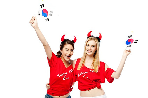 포토 JPG 스튜디오촬영 서양인 해외기획촬영 여자 2010년태국 스포츠 포즈 응원 모션 어깨동무 한국 실내 서기 미소 웃음 누끼 사람 동양인 손짓 상반신 20대 성인 두명 파이팅 축구 기쁨 응원용품 도구 국기 태극기 붉은악마 축구응원 빨간티셔츠 여자만 성인여자만 청년만 청년여자만 성인만 월드싸커 국내포토 외국인 감정 아시아 표정 인종 청년 내부 구기 오브젝트 파일형식