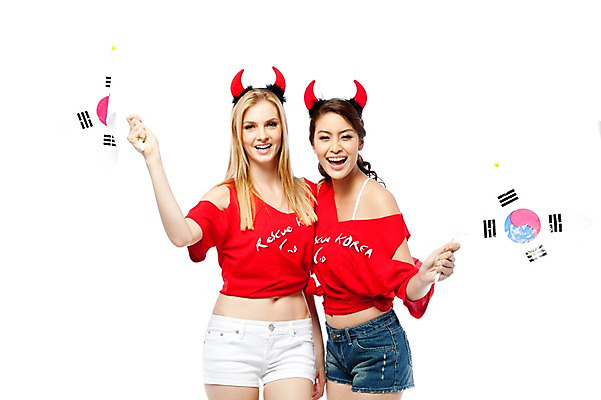 포토 JPG 스튜디오촬영 서양인 해외기획촬영 여자 2010년태국 스포츠 포즈 응원 모션 어깨동무 한국 실내 서기 미소 웃음 누끼 사람 동양인 손짓 상반신 20대 성인 두명 파이팅 축구 기쁨 응원용품 도구 국기 태극기 붉은악마 축구응원 빨간티셔츠 여자만 성인여자만 청년만 청년여자만 성인만 월드싸커 국내포토 외국인 감정 아시아 표정 인종 청년 내부 구기 오브젝트 파일형식