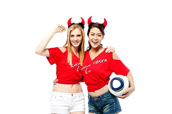 포토 JPG 스튜디오촬영 서양인 해외기획촬영 여자 2010년태국 스포츠용품 스포츠 포즈 축구공 공 축구용품 응원 모션 어깨동무 실내 서기 미소 웃음 누끼 사람 동양인 손짓 상반신 20대 성인 두명 파이팅 축구 기쁨 응원용품 도구 붉은악마 축구응원 빨간티셔츠 여자만 성인여자만 청년만 청년여자만 성인만 월드싸커 국내포토 외국인 감정 표정 인종 청년 내부 구기 오브젝트 파일형식