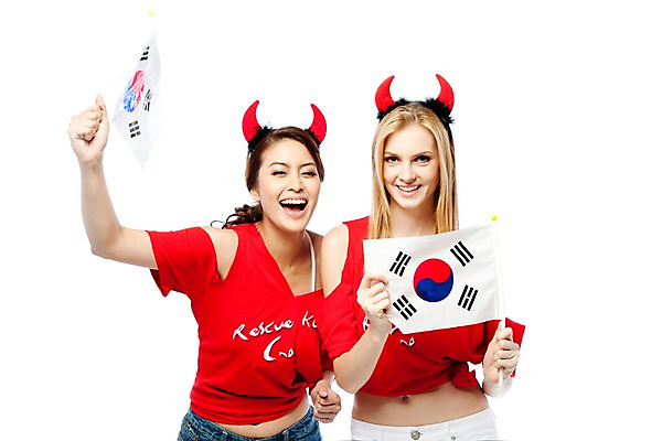 포토 JPG 스튜디오촬영 서양인 해외기획촬영 여자 2010년태국 스포츠 포즈 응원 모션 한국 실내 서기 미소 웃음 누끼 사람 동양인 손짓 상반신 20대 성인 두명 파이팅 축구 기쁨 응원용품 도구 국기 태극기 붉은악마 축구응원 빨간티셔츠 여자만 성인여자만 청년만 청년여자만 성인만 월드싸커 국내포토 외국인 감정 아시아 표정 인종 청년 내부 구기 오브젝트 파일형식