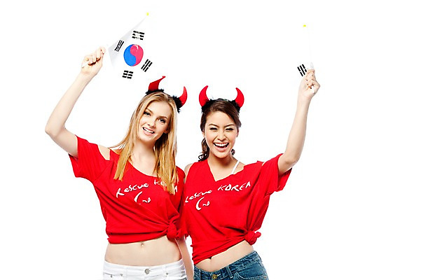 포토 JPG 스튜디오촬영 서양인 해외기획촬영 여자 2010년태국 스포츠 포즈 응원 모션 한국 실내 서기 미소 웃음 누끼 사람 동양인 손짓 상반신 20대 성인 두명 파이팅 축구 기쁨 응원용품 도구 국기 태극기 붉은악마 축구응원 빨간티셔츠 여자만 성인여자만 청년만 청년여자만 성인만 월드싸커 국내포토 외국인 감정 아시아 표정 인종 청년 내부 구기 오브젝트 파일형식