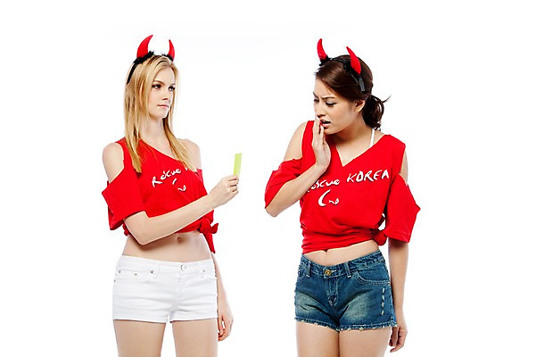 포토 JPG 스튜디오촬영 서양인 해외기획촬영 여자 2010년태국 스포츠 포즈 응원 모션 실내 경고 서기 미소 웃음 누끼 사람 동양인 손짓 상반신 20대 성인 두명 파이팅 축구 기쁨 응원용품 도구 붉은악마 축구응원 빨간티셔츠 반칙 여자만 성인여자만 청년만 청년여자만 성인만 월드싸커 국내포토 외국인 감정 표정 인종 청년 내부 구기 오브젝트 파일형식