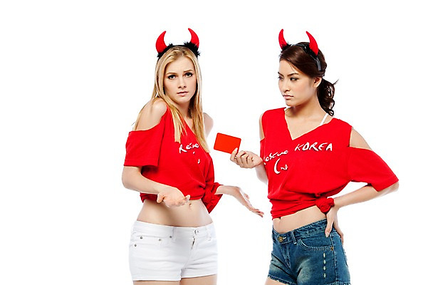 포토 JPG 스튜디오촬영 서양인 해외기획촬영 여자 2010년태국 스포츠 포즈 응원 모션 실내 경고 서기 미소 웃음 누끼 사람 동양인 손짓 상반신 20대 성인 두명 파이팅 축구 기쁨 응원용품 도구 붉은악마 축구응원 빨간티셔츠 레드카드 반칙 여자만 성인여자만 청년만 청년여자만 성인만 월드싸커 국내포토 외국인 감정 표정 인종 청년 내부 구기 카드_놀이용품 오브젝트 파일형식