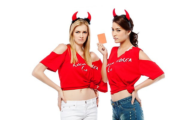 포토 JPG 스튜디오촬영 서양인 해외기획촬영 여자 2010년태국 스포츠 포즈 응원 모션 실내 경고 서기 미소 웃음 누끼 사람 동양인 손짓 상반신 20대 성인 두명 파이팅 축구 기쁨 응원용품 도구 붉은악마 축구응원 빨간티셔츠 반칙 여자만 성인여자만 청년만 청년여자만 성인만 월드싸커 국내포토 외국인 감정 표정 인종 청년 내부 구기 오브젝트 파일형식