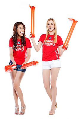 포토 JPG 스튜디오촬영 전신 서양인 해외기획촬영 여자 2010년태국 스포츠 포즈 응원 모션 실내 서기 미소 웃음 누끼 사람 동양인 손짓 20대 성인 두명 파이팅 축구 기쁨 응원용품 도구 붉은악마 축구응원 빨간티셔츠 막대풍선 여자만 성인여자만 청년만 청년여자만 성인만 월드싸커 국내포토 외국인 감정 표정 인종 청년 내부 구기 오브젝트 풍선 파일형식