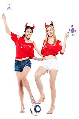 포토 JPG 스튜디오촬영 전신 서양인 해외기획촬영 여자 2010년태국 스포츠용품 스포츠 포즈 축구공 공 축구용품 응원 모션 어깨동무 한국 실내 서기 미소 웃음 누끼 사람 동양인 손짓 20대 성인 두명 파이팅 축구 기쁨 응원용품 도구 국기 태극기 붉은악마 축구응원 빨간티셔츠 여자만 성인여자만 청년만 청년여자만 성인만 월드싸커 국내포토 외국인 감정 아시아 표정 인종 청년 내부 구기 오브젝트 파일형식