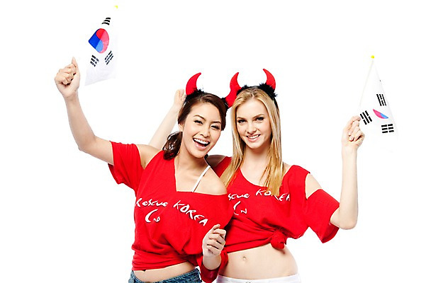 포토 JPG 스튜디오촬영 서양인 해외기획촬영 여자 2010년태국 스포츠 포즈 응원 모션 한국 실내 서기 미소 웃음 누끼 사람 동양인 손짓 상반신 20대 성인 두명 파이팅 축구 기쁨 응원용품 도구 국기 태극기 붉은악마 축구응원 빨간티셔츠 여자만 성인여자만 청년만 청년여자만 성인만 월드싸커 국내포토 외국인 감정 아시아 표정 인종 청년 내부 구기 오브젝트 파일형식