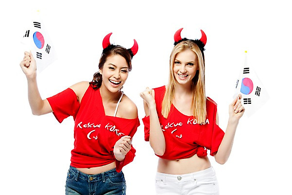 포토 JPG 스튜디오촬영 서양인 해외기획촬영 여자 2010년태국 스포츠 포즈 응원 모션 한국 실내 서기 미소 웃음 누끼 사람 동양인 손짓 상반신 20대 성인 두명 파이팅 축구 기쁨 응원용품 도구 국기 태극기 붉은악마 축구응원 빨간티셔츠 여자만 성인여자만 청년만 청년여자만 성인만 월드싸커 국내포토 외국인 감정 아시아 표정 인종 청년 내부 구기 오브젝트 파일형식