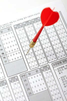 포토 JPG 스튜디오촬영 실내 사람없음 수능 시험 명중 오브젝트 입시 합격 점수 답안지 만점 다트핀 국내포토 교육 내부 학습 다트 파일형식