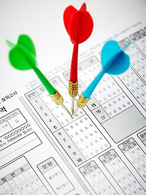 포토 JPG 스튜디오촬영 실내 사람없음 수능 시험 명중 오브젝트 입시 합격 점수 답안지 만점 다트핀 국내포토 교육 내부 학습 다트 파일형식