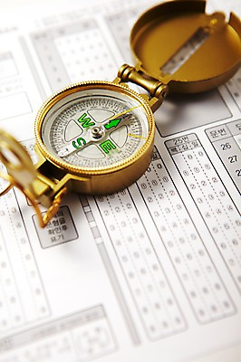 포토 JPG 스튜디오촬영 실내 사람없음 수능 시험 나침반 방향 명중 오브젝트 입시 답안지 정답 국내포토 교육 내부 학습 파일형식