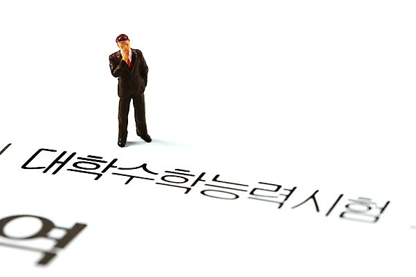 포토 JPG 스튜디오촬영 인형 실내 사람없음 피규어 수능 시험 오브젝트 입시 고민 시험지 국내포토 교육 감정 내부 학습 미니어처 파일형식