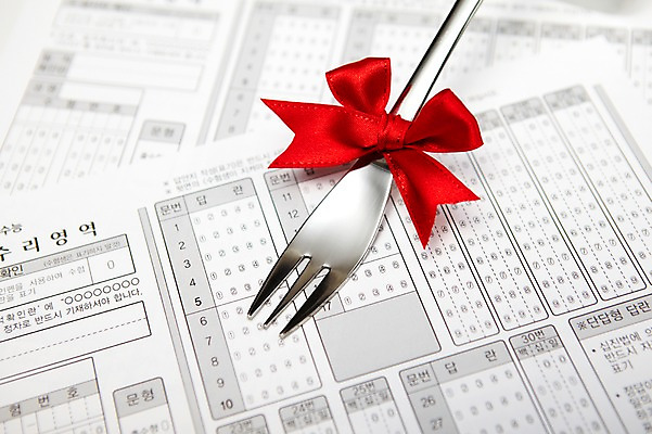 포토 JPG 스튜디오촬영 리본 포크 실내 선물 사람없음 수능 시험 오브젝트 입시 답안지 부적 국내포토 식기 교육 내부 학습 파일형식