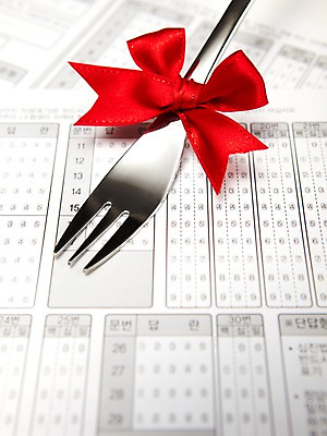 포토 JPG 스튜디오촬영 리본 포크 실내 선물 사람없음 수능 시험 오브젝트 입시 답안지 부적 국내포토 식기 교육 내부 학습 파일형식