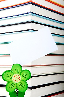 포토 JPG 스튜디오촬영 종이 백그라운드 꽃무늬 실내 사람없음 장식 책 쌓기 메모지 오브젝트 여러권 메모꽂이 국내포토 꽃 다수 무늬 모션 문구용품 내부 사무용품 파일형식