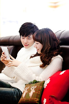 포토 JPG 해외기획촬영 라이프스타일 커플 계절 여자 남자 행복 여행 포즈 가구 쿠션 겨울 의자 2010년일본 모션 자연 휴식 실내 사랑 미소 웃음 사람 동양인 상반신 20대 성인 두명 라이프 옆모습 소파 일본 한국인 스웨터 일본여행 즐거움 청년만 성인만 국내포토 감정 아시아 뷰포인트 해외여행 생활용품 컨셉 상의 관계 표정 인종 청년 내부 생활 생태계 파일형식