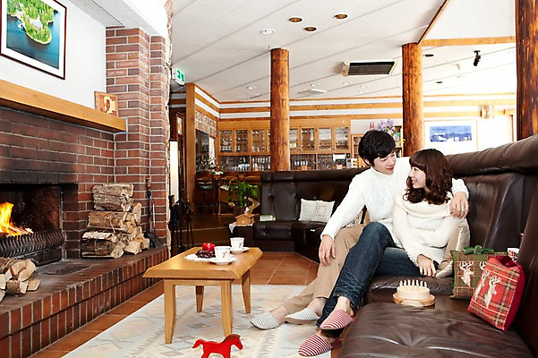 포토 JPG 전신 해외기획촬영 라이프스타일 커플 계절 여자 남자 여행 포즈 가구 액자 쿠션 겨울 의자 초 촛불 2010년일본 모션 자연 탁자 호텔 휴식 실내 사랑 사람 앉기 동양인 20대 성인 두명 라이프 소파 마주보기 일본 한국인 차 장작 스웨터 일본여행 벽난로 청년만 성인만 국내포토 감정 아시아 음료 해외여행 생활용품 컨셉 상의 관계 숙소 인종 청년 내부 생활 생태계 파일형식