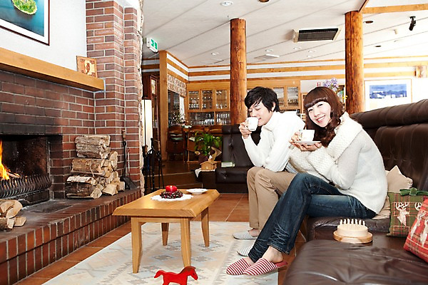 포토 JPG 전신 해외기획촬영 라이프스타일 커플 계절 여자 남자 여행 포즈 가구 액자 쿠션 겨울 의자 초 촛불 2010년일본 모션 자연 탁자 호텔 휴식 실내 사랑 사람 앉기 동양인 20대 성인 두명 라이프 옆모습 소파 장난감 케이크 일본 한국인 차 장작 스웨터 일본여행 벽난로 청년만 성인만 국내포토 감정 아시아 음료 뷰포인트 해외여행 생활용품 컨셉 상의 관계 숙소 디저트 인종 청년 내부 생활 생태계 파일형식