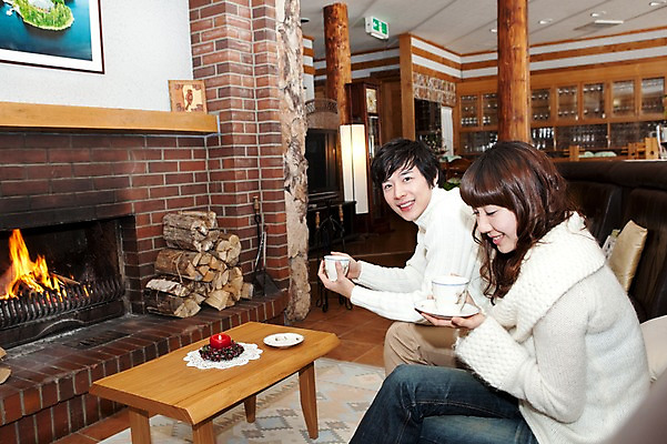 포토 JPG 해외기획촬영 라이프스타일 커플 계절 여자 남자 여행 포즈 가구 액자 쿠션 겨울 의자 초 촛불 2010년일본 모션 자연 탁자 호텔 휴식 실내 사랑 사람 앉기 동양인 20대 성인 두명 라이프 소파 일본 한국인 차 장작 스웨터 일본여행 벽난로 청년만 성인만 국내포토 감정 아시아 음료 해외여행 생활용품 컨셉 상의 관계 숙소 인종 청년 내부 생활 생태계 파일형식