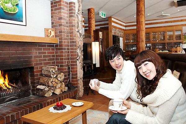 포토 JPG 해외기획촬영 라이프스타일 커플 계절 여자 남자 여행 포즈 가구 액자 쿠션 겨울 의자 초 촛불 2010년일본 모션 자연 탁자 호텔 휴식 실내 사랑 사람 앉기 동양인 20대 성인 두명 라이프 소파 일본 한국인 차 장작 스웨터 일본여행 벽난로 청년만 성인만 국내포토 감정 아시아 음료 해외여행 생활용품 컨셉 상의 관계 숙소 인종 청년 내부 생활 생태계 파일형식