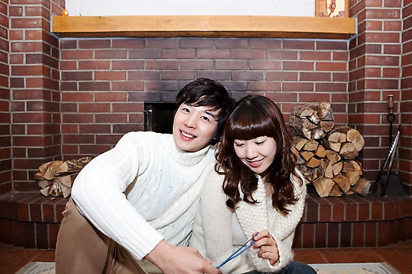 포토 JPG 해외기획촬영 라이프스타일 커플 계절 여자 남자 행복 여행 포즈 겨울 2010년일본 모션 자연 실내 사랑 사람 앉기 동양인 상반신 20대 성인 두명 라이프 일본 기댐 다정 카펫 한국인 장작 스웨터 일본여행 벽난로 청년만 성인만 국내포토 감정 아시아 해외여행 컨셉 상의 관계 인종 청년 내부 생활 생태계 파일형식