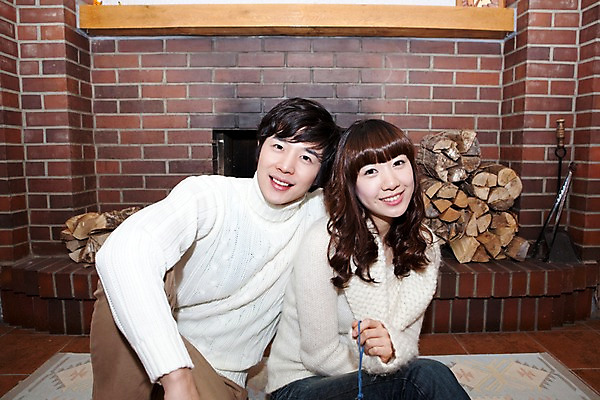 포토 JPG 해외기획촬영 라이프스타일 커플 계절 여자 남자 행복 여행 포즈 겨울 2010년일본 모션 자연 실내 사랑 사람 앉기 동양인 상반신 20대 성인 두명 라이프 일본 기댐 다정 카펫 한국인 장작 스웨터 일본여행 벽난로 청년만 성인만 국내포토 감정 아시아 해외여행 컨셉 상의 관계 인종 청년 내부 생활 생태계 파일형식