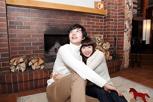 포토 JPG 해외기획촬영 라이프스타일 커플 계절 여자 남자 행복 여행 포즈 겨울 2010년일본 안기 모션 자연 실내 사랑 사람 앉기 동양인 20대 성인 두명 라이프 장난감 일본 다정 카펫 한국인 장작 스웨터 일본여행 벽난로 청년만 성인만 국내포토 감정 아시아 해외여행 컨셉 상의 관계 인종 청년 내부 생활 생태계 파일형식