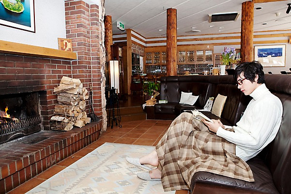 포토 JPG 전신 해외기획촬영 라이프스타일 계절 남자 여행 포즈 가구 쿠션 겨울 의자 2010년일본 모션 자연 호텔 휴식 슬리퍼 실내 한명 사람 앉기 동양인 20대 성인 라이프 책 소파 독서 일본 한국인 장작 담요 스웨터 일본여행 벽난로 무릎담요 남자만 남자한명만 성인남자만 청년만 청년남자만 청년남자한명만 성인한명만 성인남자한명만 성인만 안경낌 국내포토 1 아시아 안경 해외여행 생활용품 신발 컨셉 상의 숙소 인종 청년 내부 생활 생태계 파일형식