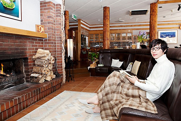 포토 JPG 전신 해외기획촬영 라이프스타일 계절 남자 여행 포즈 가구 쿠션 겨울 의자 2010년일본 모션 자연 호텔 휴식 슬리퍼 실내 한명 사람 앉기 동양인 20대 성인 라이프 책 소파 독서 일본 한국인 장작 담요 스웨터 일본여행 벽난로 무릎담요 남자만 남자한명만 성인남자만 청년만 청년남자만 청년남자한명만 성인한명만 성인남자한명만 성인만 안경낌 국내포토 1 아시아 안경 해외여행 생활용품 신발 컨셉 상의 숙소 인종 청년 내부 생활 생태계 파일형식