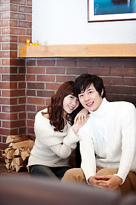 포토 JPG 해외기획촬영 라이프스타일 커플 계절 여자 남자 여행 포즈 겨울 2010년일본 모션 자연 실내 사랑 사람 앉기 동양인 상반신 20대 성인 두명 라이프 일본 기댐 한국인 장작 스웨터 일본여행 벽난로 청년만 성인만 국내포토 감정 아시아 해외여행 상의 관계 인종 청년 내부 생활 생태계 파일형식