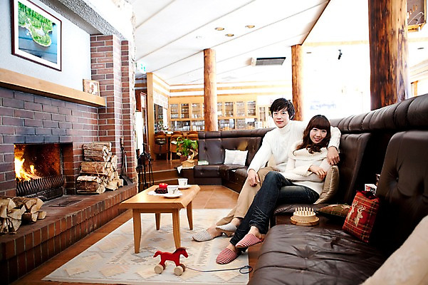 포토 JPG 전신 해외기획촬영 라이프스타일 커플 계절 여자 남자 여행 포즈 가구 액자 쿠션 겨울 의자 초 촛불 2010년일본 모션 자연 탁자 호텔 어깨동무 휴식 슬리퍼 실내 사랑 사람 앉기 동양인 20대 성인 두명 라이프 소파 장난감 케이크 일본 기댐 한국인 차 장작 스웨터 일본여행 벽난로 청년만 성인만 국내포토 감정 아시아 음료 해외여행 생활용품 신발 컨셉 상의 관계 숙소 디저트 인종 청년 내부 생활 생태계 파일형식