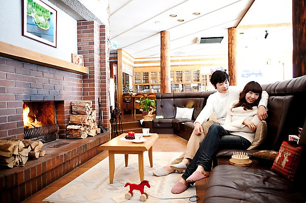 포토 JPG 전신 해외기획촬영 라이프스타일 커플 계절 여자 남자 여행 포즈 가구 액자 쿠션 겨울 의자 초 촛불 2010년일본 모션 자연 탁자 호텔 어깨동무 휴식 슬리퍼 실내 사랑 사람 앉기 동양인 20대 성인 두명 라이프 소파 장난감 케이크 일본 기댐 한국인 차 장작 스웨터 일본여행 벽난로 청년만 성인만 국내포토 감정 아시아 음료 해외여행 생활용품 신발 컨셉 상의 관계 숙소 디저트 인종 청년 내부 생활 생태계 파일형식