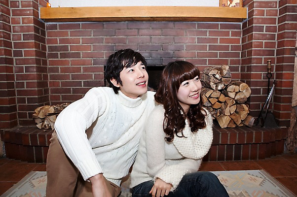 포토 JPG 해외기획촬영 라이프스타일 커플 계절 여자 남자 행복 여행 포즈 겨울 2010년일본 모션 자연 실내 사랑 미소 웃음 사람 앉기 동양인 상반신 20대 성인 두명 라이프 앞모습 일본 다정 한국인 장작 스웨터 일본여행 벽난로 청년만 성인만 국내포토 감정 아시아 뷰포인트 해외여행 컨셉 상의 관계 표정 인종 청년 내부 생활 생태계 파일형식
