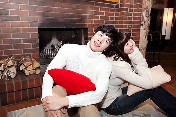 포토 JPG 해외기획촬영 라이프스타일 커플 계절 여자 남자 행복 여행 포즈 쿠션 겨울 2010년일본 모션 자연 휴식 실내 사랑 사람 앉기 동양인 20대 성인 두명 라이프 일본 기댐 다정 카펫 한국인 장작 스웨터 일본여행 벽난로 청년만 성인만 국내포토 감정 아시아 해외여행 컨셉 상의 관계 인종 청년 내부 생활 생태계 파일형식