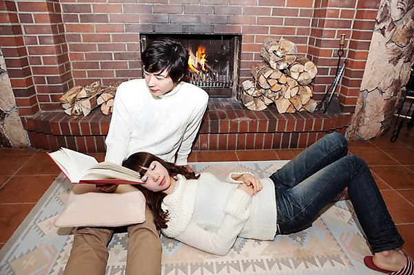 포토 JPG 전신 해외기획촬영 라이프스타일 커플 계절 여자 남자 여행 포즈 쿠션 겨울 2010년일본 모션 자연 휴식 슬리퍼 실내 사랑 사람 앉기 동양인 20대 성인 두명 라이프 책 눕기 독서 일본 한국인 잠 수면 장작 스웨터 일본여행 벽난로 무릎베개 청년만 성인만 국내포토 감정 아시아 해외여행 신발 컨셉 상의 관계 인종 청년 내부 생활 물 생태계 파일형식