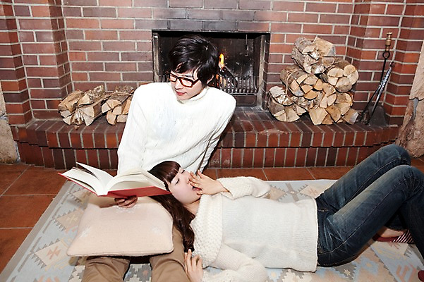 포토 JPG 전신 해외기획촬영 라이프스타일 커플 계절 여자 남자 여행 포즈 쿠션 겨울 2010년일본 모션 자연 휴식 슬리퍼 실내 피곤 사랑 사람 앉기 동양인 20대 성인 두명 라이프 책 눕기 독서 일본 한국인 장작 스웨터 일본여행 벽난로 하품 무릎베개 청년만 성인만 안경낌 국내포토 감정 아시아 안경 해외여행 신발 컨셉 상의 관계 인종 청년 내부 생활 생태계 생리현상 파일형식