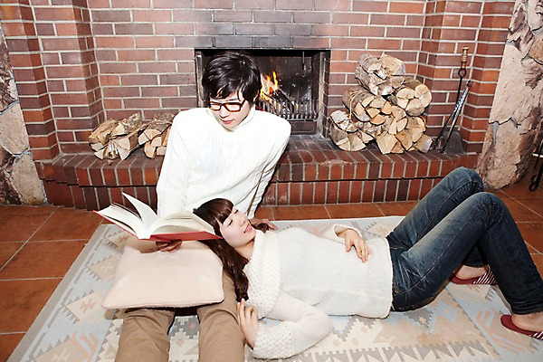 포토 JPG 전신 해외기획촬영 라이프스타일 커플 계절 여자 남자 여행 포즈 쿠션 겨울 2010년일본 모션 자연 휴식 슬리퍼 실내 사랑 사람 앉기 동양인 20대 성인 두명 라이프 책 눕기 독서 일본 한국인 잠 수면 장작 스웨터 일본여행 벽난로 무릎베개 청년만 성인만 안경낌 국내포토 감정 아시아 안경 해외여행 신발 컨셉 상의 관계 인종 청년 내부 생활 물 생태계 파일형식