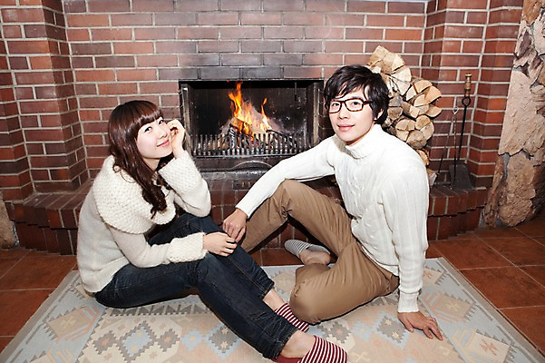 포토 JPG 전신 해외기획촬영 라이프스타일 커플 계절 여자 남자 여행 포즈 겨울 2010년일본 모션 자연 실내 사랑 사람 앉기 동양인 20대 성인 두명 라이프 일본 카펫 한국인 장작 스웨터 일본여행 벽난로 청년만 성인만 안경낌 국내포토 감정 아시아 안경 해외여행 상의 관계 인종 청년 내부 생활 생태계 파일형식