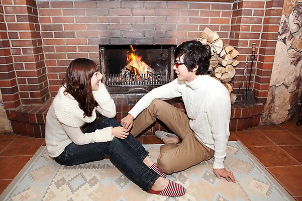 포토 JPG 전신 해외기획촬영 라이프스타일 커플 계절 여자 남자 여행 포즈 겨울 2010년일본 모션 자연 슬리퍼 실내 사랑 사람 앉기 동양인 20대 성인 두명 라이프 옆모습 마주보기 일본 카펫 한국인 장작 스웨터 일본여행 벽난로 청년만 성인만 안경낌 국내포토 감정 아시아 안경 뷰포인트 해외여행 신발 상의 관계 인종 청년 내부 생활 생태계 파일형식