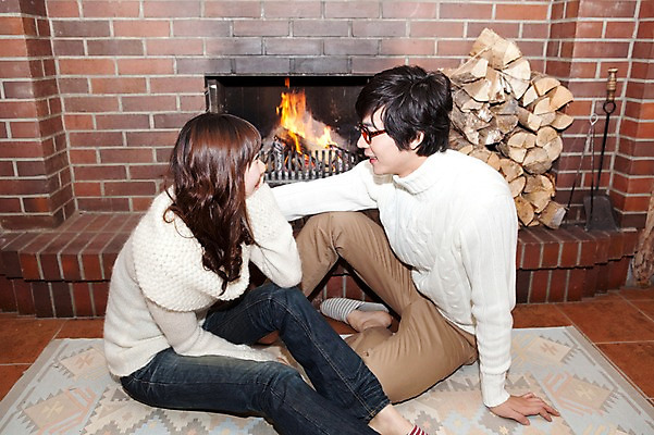 포토 JPG 전신 해외기획촬영 라이프스타일 커플 계절 여자 남자 여행 포즈 겨울 2010년일본 모션 자연 실내 사랑 사람 앉기 동양인 20대 성인 두명 라이프 옆모습 마주보기 일본 카펫 한국인 장작 스웨터 일본여행 벽난로 청년만 성인만 안경낌 국내포토 감정 아시아 안경 뷰포인트 해외여행 상의 관계 인종 청년 내부 생활 생태계 파일형식