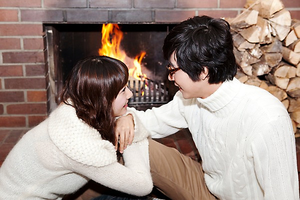 포토 JPG 해외기획촬영 라이프스타일 커플 계절 여자 남자 여행 포즈 겨울 2010년일본 모션 자연 실내 사랑 사람 앉기 동양인 상반신 20대 성인 두명 라이프 옆모습 마주보기 일본 한국인 장작 스웨터 일본여행 벽난로 청년만 성인만 안경낌 국내포토 감정 아시아 안경 뷰포인트 해외여행 상의 관계 인종 청년 내부 생활 생태계 파일형식