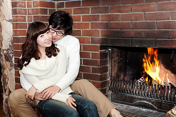 포토 JPG 전신 해외기획촬영 라이프스타일 커플 계절 여자 남자 행복 여행 포즈 겨울 2010년일본 안기 모션 자연 슬리퍼 실내 사랑 사람 동양인 20대 성인 두명 라이프 일본 기댐 다정 한국인 장작 스웨터 일본여행 벽난로 청년만 성인만 안경낌 국내포토 감정 아시아 안경 해외여행 신발 컨셉 상의 관계 인종 청년 내부 생활 생태계 파일형식