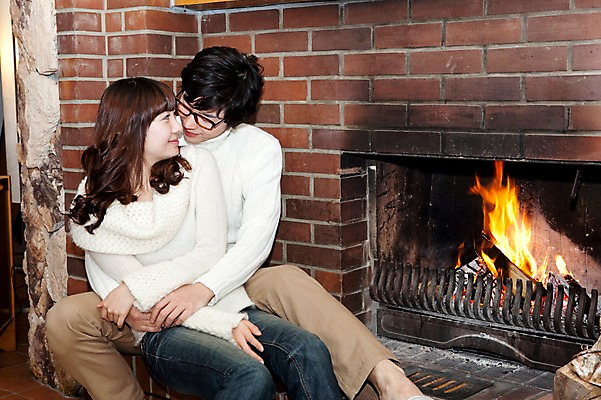 포토 JPG 전신 해외기획촬영 라이프스타일 커플 계절 여자 남자 행복 여행 포즈 겨울 2010년일본 안기 모션 자연 슬리퍼 실내 사랑 사람 동양인 20대 성인 두명 라이프 일본 기댐 다정 한국인 장작 스웨터 일본여행 벽난로 청년만 성인만 안경낌 국내포토 감정 아시아 안경 해외여행 신발 컨셉 상의 관계 인종 청년 내부 생활 생태계 파일형식