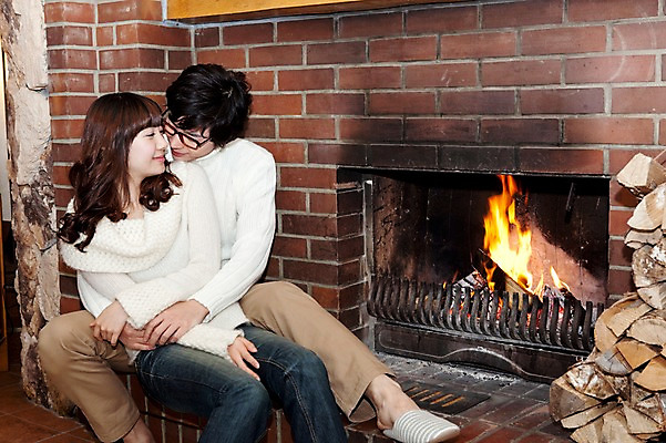 포토 JPG 전신 해외기획촬영 라이프스타일 커플 계절 여자 남자 행복 여행 포즈 겨울 2010년일본 안기 모션 자연 슬리퍼 실내 사랑 사람 동양인 20대 성인 두명 라이프 마주보기 일본 기댐 다정 한국인 장작 스웨터 일본여행 벽난로 청년만 성인만 안경낌 국내포토 감정 아시아 안경 해외여행 신발 컨셉 상의 관계 인종 청년 내부 생활 생태계 파일형식