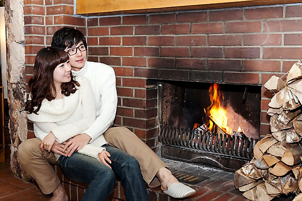 포토 JPG 전신 해외기획촬영 라이프스타일 커플 계절 여자 남자 행복 여행 포즈 겨울 2010년일본 안기 모션 자연 슬리퍼 실내 사랑 사람 동양인 20대 성인 두명 라이프 일본 기댐 다정 한국인 장작 스웨터 일본여행 벽난로 청년만 성인만 안경낌 국내포토 감정 아시아 안경 해외여행 신발 컨셉 상의 관계 인종 청년 내부 생활 생태계 파일형식