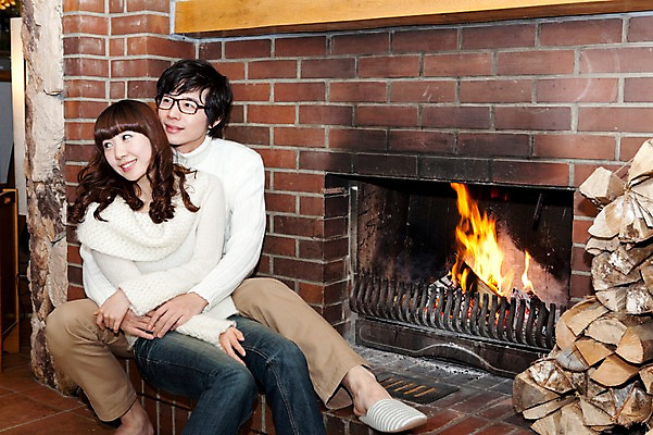 포토 JPG 전신 해외기획촬영 라이프스타일 커플 계절 여자 남자 행복 여행 포즈 겨울 2010년일본 안기 모션 자연 슬리퍼 실내 사랑 사람 동양인 20대 성인 두명 라이프 일본 기댐 다정 한국인 장작 스웨터 일본여행 벽난로 청년만 성인만 안경낌 국내포토 감정 아시아 안경 해외여행 신발 컨셉 상의 관계 인종 청년 내부 생활 생태계 파일형식