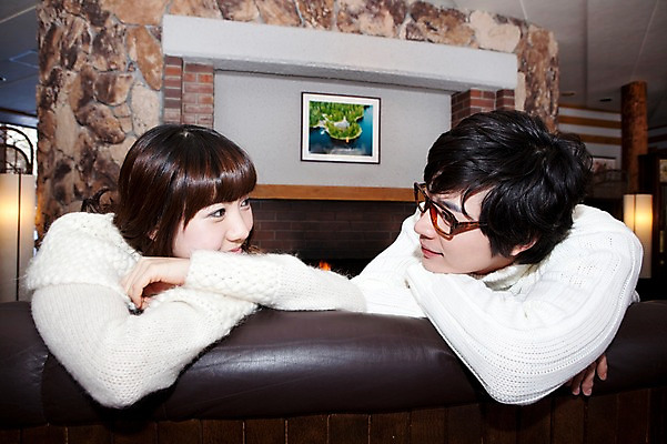 포토 JPG 해외기획촬영 라이프스타일 커플 계절 여자 남자 행복 여행 포즈 가구 겨울 의자 2010년일본 모션 자연 실내 사랑 사람 동양인 상반신 20대 성인 두명 라이프 옆모습 소파 마주보기 팔짱 일본 기댐 다정 한국인 스웨터 일본여행 벽난로 청년만 성인만 안경낌 국내포토 감정 아시아 안경 뷰포인트 해외여행 생활용품 컨셉 상의 관계 인종 청년 내부 생활 생태계 파일형식